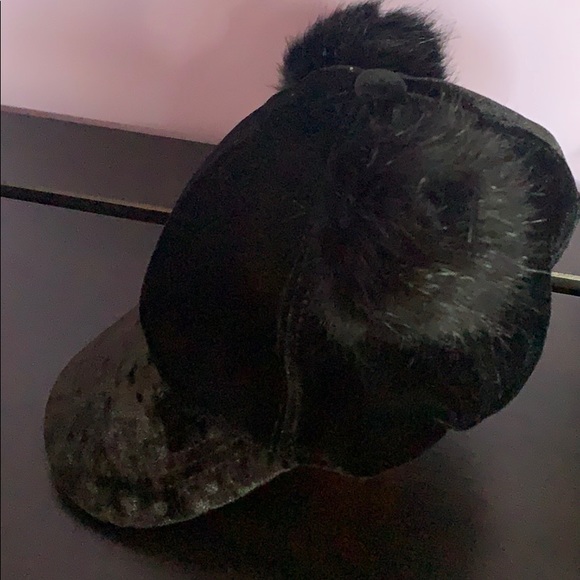 BLACK VELVET POMPOM HAT - Picture 2 of 2
